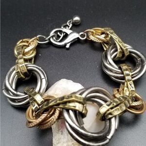 Elegant cross link decor bracelet. B419
